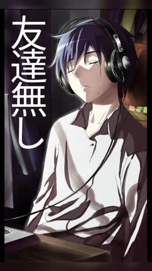 紫髮動漫男孩戴著耳機坐在書桌前，牆上有日文字。