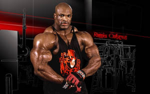 Ronnie Coleman 在紅黑色調的健身房中展示肌肉。