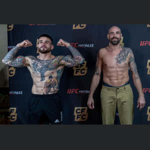 兩名赤裸上身有紋身的UFC拳手在稱重活動中擺姿勢。 — 健身 壁紙