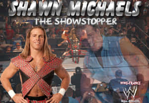 WWE摔角手Shawn Michaels身穿鉚釘背心在擂台上與觀眾一起擺姿勢。