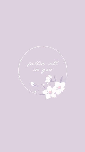 薰衣草牆紙，白色圓圈和花卉設計，文字「fallin' all in you」。