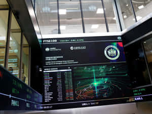 顯示金融數據和網絡可視化的數碼證券交易所屏幕。