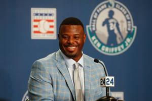 Ken Griffey Jr. 穿著格紋西裝在名人堂入選記者會上微笑。 — 小肯·葛瑞菲 壁紙