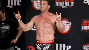 赤裸上身的MMA拳手Tito Ortiz在記者活動中做出搖滾手勢。