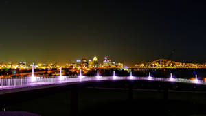 肯塔基州路易維爾四大橋夜景，紫色燈光照明