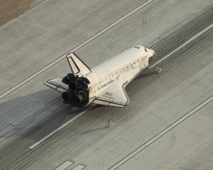 NASA穿梭機發現號喺混凝土跑道上面，附近有人。 — 太空 壁紙