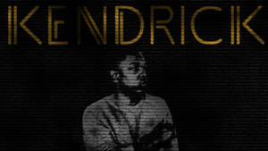 Kendrick Lamar 肖像，金色文字，磚牆背景。