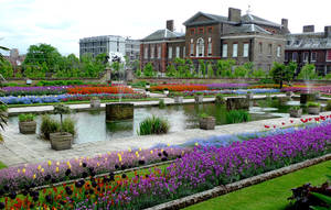 歷史建築前，擁有色彩繽紛的花卉和水景的正式花園。