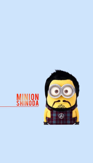 黃色Minion，黑色頭髮同鬍鬚，著住格仔工人褲同眼鏡。