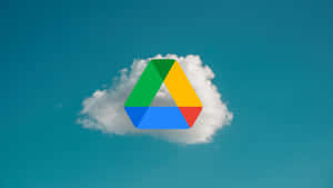 Google Drive 標誌漂浮在藍天中的雲朵上。