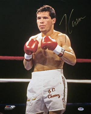 Julio Cesar Chavez 在拳擊擂台上戴著紅色手套和繡有他名字的白色短褲。 — 肖像 壁紙
