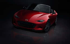 紅色Mazda MX-5 Miata跑車在攝影棚內，地板反光