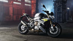 煙霧彌漫的工業倉庫中的銀黃色BMW S 1000 R電單車。 — iMac 壁紙