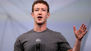 Mark Zuckerberg 喺演講期間對著咪高峰說話。