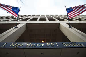 FBI大樓入口，美國國旗飄揚