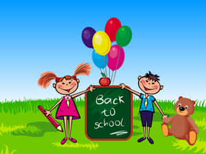 兩個微笑的小孩拿著氣球和一隻泰迪熊在戶外慶祝開學。