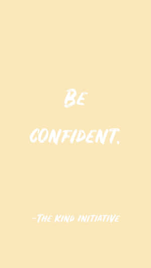 勵志名言「Be Confident」以白色刷筆字體寫在淡黃色背景上。
