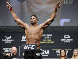 UFC拳手在稱重活動中慶祝勝利