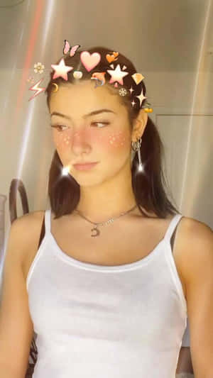 室內頭部帶有數位貼紙和閃光的年輕女性。