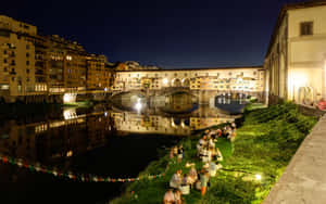 Ponte Vecchio 橋的夜景，人們在草河岸用餐。 — 夜景城市 壁紙