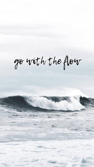 海浪拍打，帶有文字「go with the flow」