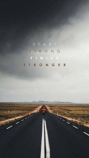 騎單車者在多雲天空下的長路上，帶有「Start Strong Finish Stronger」文字。