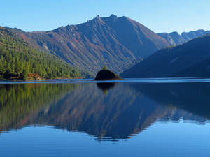 山間湖泊映照秋林和山峰，天空湛藍清澈 — 湖 壁紙