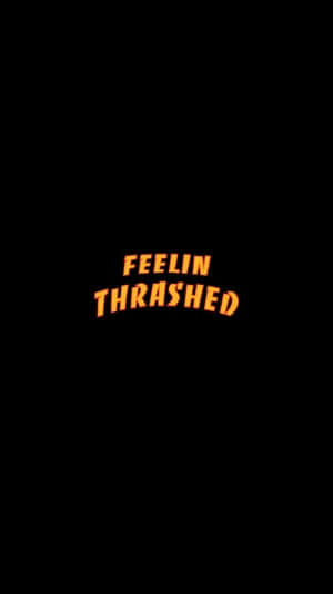在黑色背景上發出橙色光芒的文字 'FEELIN THRASHED'。