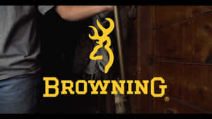 人士在木牆旁手持步槍，牆上有Browning標誌。