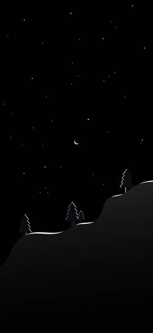 黑暗山丘上的樹木，在帶有新月的星空夜空下。