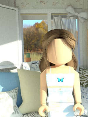 身穿藍色蝴蝶上衣的Roblox虛擬角色坐在靠近窗戶的梳化上，窗外有秋樹。