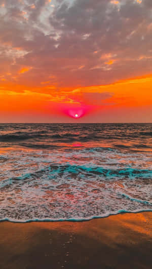 海洋上的日落，天空色彩繽紛，海浪拍打沙灘