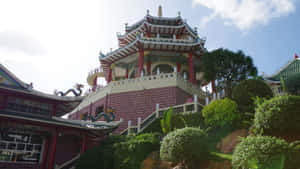 一座色彩繽紛的中國寺廟，山丘上有龍雕塑，周圍環繞著綠意。