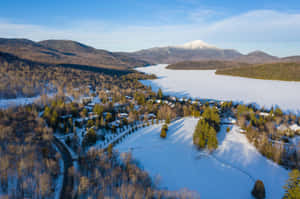 雪村旁結冰湖，背景有山