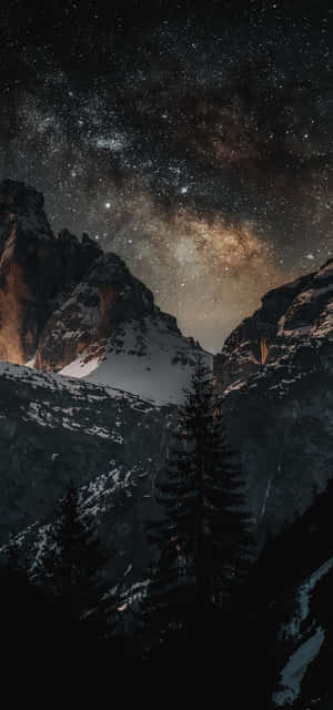 星空下的雪山，銀河可見。 — Nubia A57 壁紙