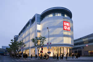 黃昏時分的UNIQLO店鋪，行人橫過馬路。