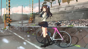 長髮的動漫女孩站在鐵路道口旁，旁邊有一輛粉紅色自行車。