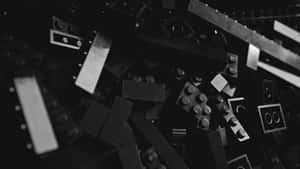 散落的黑色LEGO積木和零件的單色特寫。