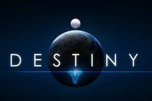 一個藍色行星，上面有一個月亮，被發光的白色字母「DESTINY」框住。