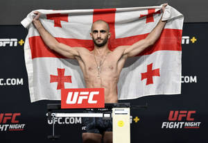 UFC拳手在稱重活動中手持格魯吉亞國旗