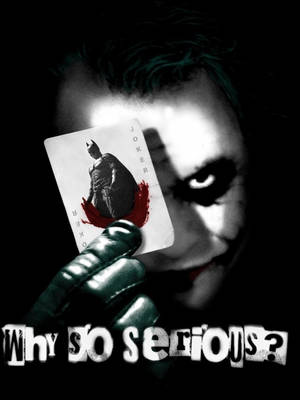 小丑拿著一張帶有蝙蝠俠圖像和血跡的小丑牌，問 why so serious