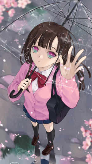 穿著粉紅色校服的動漫女孩在櫻花雨中撐著雨傘。 — 粉紅動漫美學 壁紙