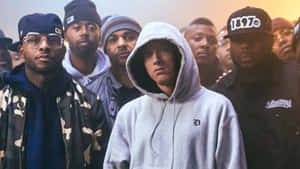 Eminem 身穿灰色連帽衫被街頭服飾男子包圍