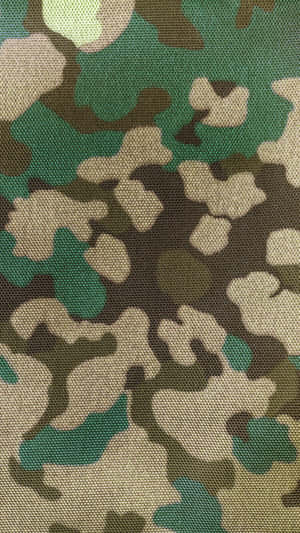 帶有綠色、棕色和米色斑點的軍用迷彩布料。 — 軍事動圖 壁紙