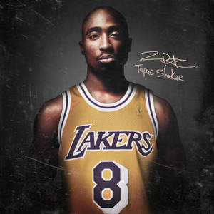 Tupac Shakur 身穿湖人隊球衣，簽名清晰可見。