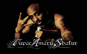 Tupac Shakur 的黑暗肖像，帶有紋身和珠寶，手持麥克風。