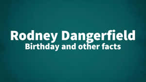 青綠色背景上有關 Rodney Dangerfield 生日事實的白色文字。