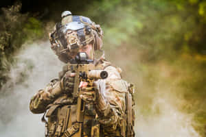 身穿迷彩裝備的士兵在森林中透過煙霧瞄準步槍。 — 軍事動圖 壁紙