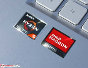 筆記型電腦掌托上的 AMD Ryzen 5 5000 Series 及 Radeon Graphics 貼紙。