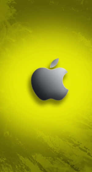 銀色Apple標誌在明亮的黃色紋理背景上。